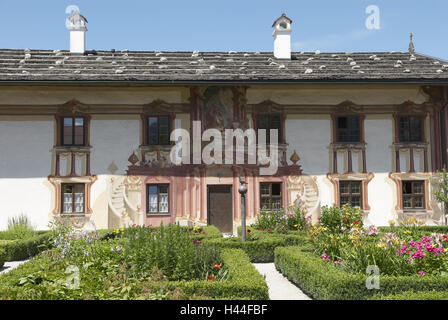 Pilatushaus, Haus, Fassade, Lüftlmalerei, Fenster, Tür, Dach, Schornsteine, Himmel, Garten, Beete, Buchsbaumhecken, Deutschland, Bayern, Oberbayern, Oberammergau, Stockfoto