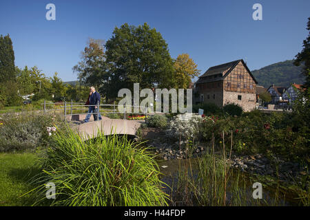 Deutschland, Weser Bergland, Bodenwerder, Münchhausen Museum, Park, Teich, Brücke Stockfoto