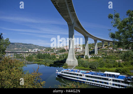 Portugal, Douro-Tal, Rio Douro, Ausflugsschiff, Autobahnbrücke, Stadt Regua, Stockfoto