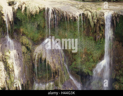 Italien, Umbrien, Region Terni, Murmeln, Wasserfall, Detail, ein wenig Wasser, Wasserfälle, Rivlet, Tropfen Stein, Wachstum, Grünpflanzen, Fluss, Velino, Attraktion, Ort berühmt, der Zinsen, sehenswert, Felswand, Saison, Sommer, Ruhe, Stille, urzeitlichen Vordergrund Stockfoto