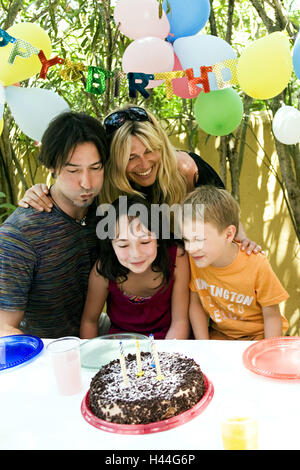 Garten, Eltern, Kinder, Kindergeburtstag, Kuchen, Stockfoto