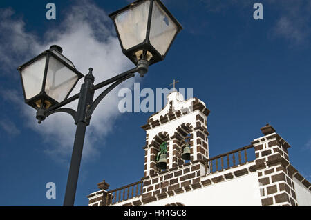 Spanien, Kanarische Inseln, Lanzarote, Guatiza, Kirche "Iglesia Santo Gusto", Glockenturm, Laterne, Stockfoto
