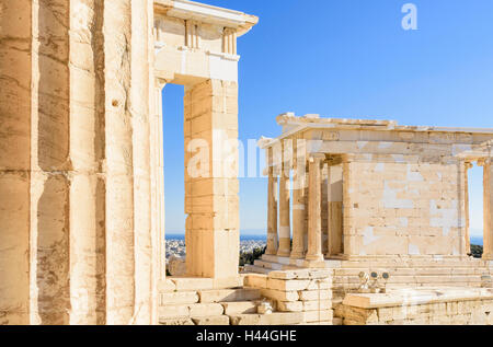 Detail der Propyläen und der ionische Tempel der Athena Nike auf der Akropolis, Athen, Griechenland Stockfoto