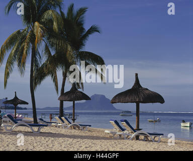 Maskarenen, Insel Mauritius, Westküste, Strand, Hintergrund, Morne Brabant, Reiseziel, Ozean, Meer, Stiefel, Landschaft, Berg, Himmel, Palmen, Sonnenschirme, Liegestühle, Urlaub, Stockfoto