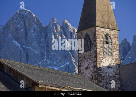 Italien, Südtirol, den Dolomiten, Villnößtal, St. Magdalena, Kirchturm, Geisler Punkte, Stockfoto