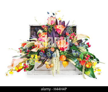 Buntes Blumengesteck mit Rosen, Lilien, Freesien und Iris in eine hölzerne Truhe, die isoliert auf weißem Hintergrund. Stockfoto