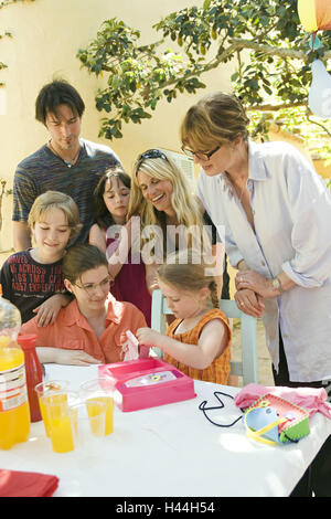 Terrasse, Mädchen, Familie, Freunde, Geburtstagsgeschenke, Hand, Stockfoto