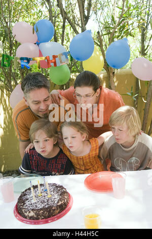 Garten, Eltern, Kinder, Kindergeburtstag, Kuchen, Stockfoto