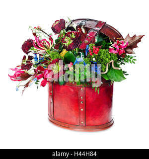 Bunte abstrakte Blumengesteck mit Rosen, Lilien, Schwertlilien und Ahorn Blätter in rotem Ledertasche isoliert auf weißem Hintergrund. Stockfoto