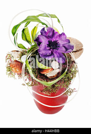 Abstrakte Komposition aus Kokosnuss, Blume, Felsen und Reben Anordnung Herzstück in Vase isoliert auf weißem Hintergrund. Stockfoto