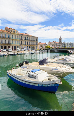 Kleine Boote vertäut an Ufern der Royal Canal verläuft durch die Mitte von Sète, Hérault, Frankreich Stockfoto