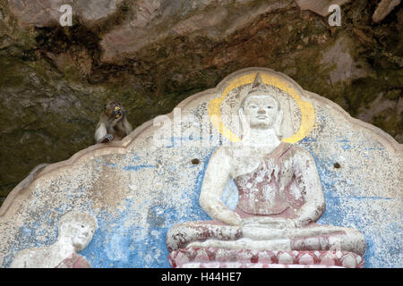 Affe im Portal in der Grube Tempel, Wat Suwan Kuha, Buddha Relief, Wat Tham, Wat Suwannakuha, simian Tempel, Südthailand, Thailand, Südostasien, Asien, Affe, Affe, alte, eindrucksvoll, Buddha, Buddhismus, Buddhist, glauben, imposant, Tempel, Grube Stockfoto