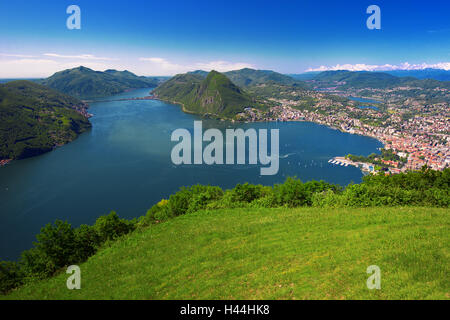 Blick auf die Stadt Lugano, Luganersee und Monte San Salvatore von Monte Bre, Tessin, Schweiz Stockfoto