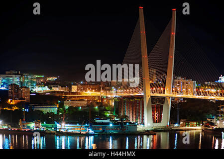 Nachtansicht der Brücke in dem russischen Wladiwostok über das Goldene Horn-Bucht Stockfoto