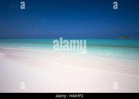 Tropischen Insel mit Sandstrand mit Palmen und türkisfarbenem klarem Wasser Stockfoto