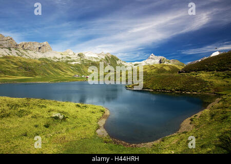 Blick auf Tannesee und Schweizer Alpen Panorama von Melchsee Frutt, Schweiz, Europa Stockfoto