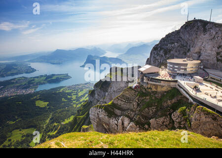 PILATUS - LUZERN, Schweiz - 6. August 2015 - Pilatus - weltweit steilsten Zahnrad-Bahn und Aussicht auf die Schweizer Alpen vom Gipfel Stockfoto