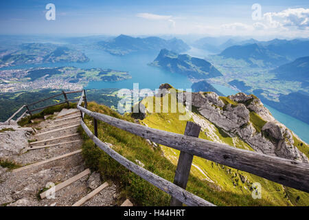 Schöne Aussicht auf Luzern See (Vierwaldstattersee), Berg Rigi und Buergerstock vom Pilatus, Schweizer Alpen, zentrale Schweiz Stockfoto