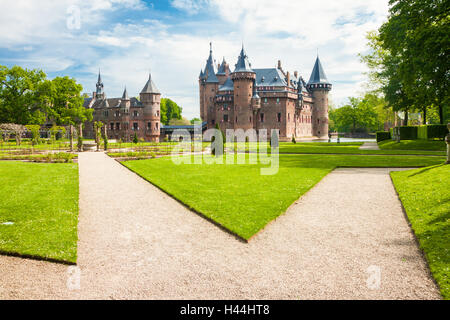 HAARZUILENS, Niederlande - 18. Mai 2012: Schloss de Haar mit Gärten im Vordergrund Stockfoto