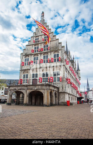 GOUDA, Niederlande - 18. Mai 2012: Gotischer Bau des alten Rathauses in Gouda, Niederlande Stockfoto