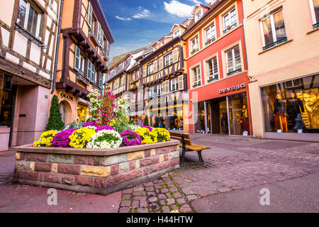 Colmar, Frankreich - 8. November 2014: Colmar Street View zu bunten Häuser traditionelle Frankreich Stockfoto