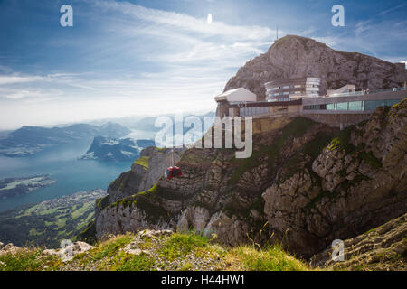 PILATUS - LUZERN, Schweiz - 6. August 2015 - Pilatus - weltweit steilsten Zahnrad-Bahn und Aussicht auf die Schweizer Alpen vom Gipfel Stockfoto