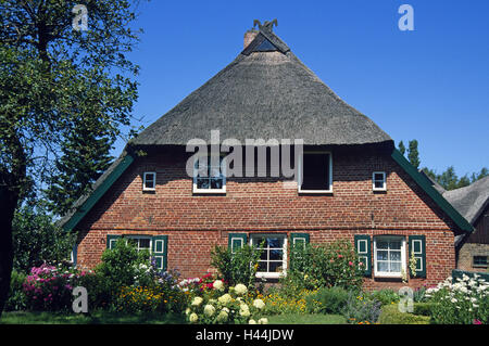 Norddeutschland, Ahrenshoop, reetgedeckte Haus, Bauerngärten, Stockfoto