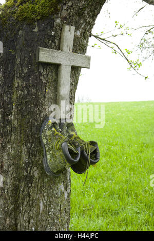 Jakobsweg, Pilger Schuhe, genagelt, Stamm, Holzkreuz, Stockfoto