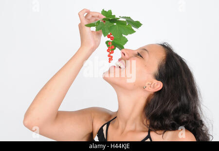 Frau, junge, Lächeln, Johannisbeeren, Porträt, Seitenansicht, Menschen, Italienisch, Südländisch, jung, fröhlich, Beeren, Essen, amüsiert, ruhig, völlig Verbrauch, entspannt, locken, Sommer, Gesundheit, Obst, Vitamine, Ernährung, Johannisbeere Zweig, Zweig, Blätter, Stockfoto