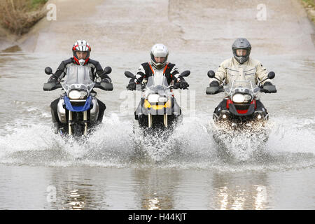 drei Motorradfahrer, BMW GS, Straße, Wasser, Stockfoto