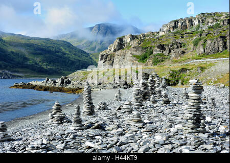 Stein von Cairns am Ufer des Goahtemuorjohka Flusses, Norwegen Stockfoto