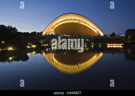 Deutschland, Berlin, Haus der Kulturen, die Welt, Beleuchtung, Abend, Europa, Stadt, Hauptstadt, Architektur, Gebäude, Kunst, Ausstellung, Nacht, Wasser, Spiegelung, Wasseroberfläche, Bogen, Architektur, Ort von Interesse, Stockfoto