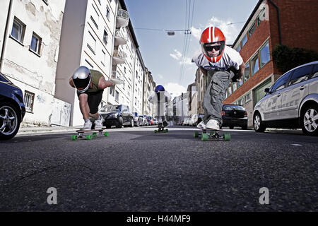 Down711, Longboard Rennteam Stuttgart, Straße, bergab, Longboard, skateboard, Streetskate, sport, Longboarden, Trend-Sport, Geschwindigkeit, Geschwindigkeit, Gefahr, Risiko, Adrenalin, Person, drei, Longboard-Racing-Team, Longboard-Race, Team, Longboarder, Skateboarder, Stockfoto