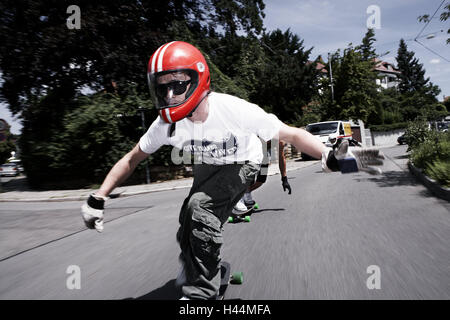 Down711, Longboard racing Team Stuttgart, Street, biegen, bergab, Longboard, skateboard, Streetskate, sport, Longboarden, Trend-Sport, Geschwindigkeit, Geschwindigkeit, Gefahr, Risiko, Adrenalin, Person, zwei, Longboard-Racing-Team, team, Longboard-Race, Skateboarder, Longboard Stockfoto