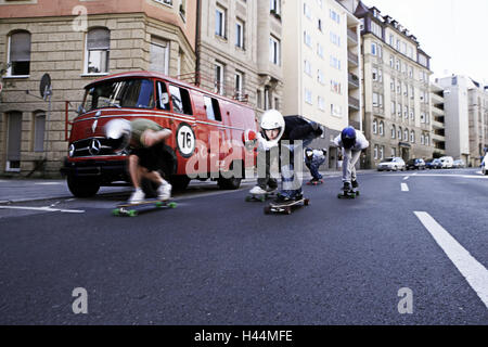 Down711, Longboard racing Team Stuttgart, Straße, Abfahrt, Longboard, Skateboard, Streetskate, Sport, Longboarden, Trend-Sport, Geschwindigkeit, Gefahr, Risiko, Adrenalin, Menschen, fünf, Longboard racing Team, Longboard Rennen, Team, Longboarder, Skateboarder, Helme, Helm, Schutz, Stuttgart, Stockfoto