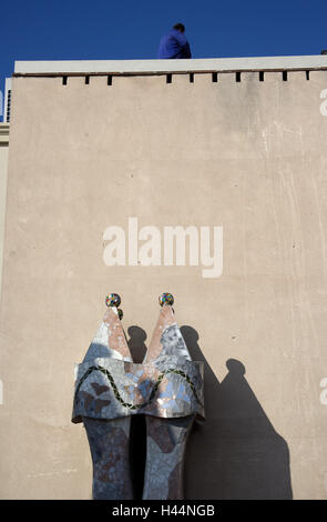 Spanien, Katalonien, Barcelona, Passeig de Gracia, Casa Batllo, Detail, Schornsteine, Dach, Stadt, Gebäude, Haus, Struktur, Kunst, Architektur, Architektur, Hausfassade, Schornsteine, Mosaik, Licht, Schatten, Dachterrasse, Person, Mann, sitzen, zurück Blick, UNESCO-Weltkulturerbe, Sehenswürdigkeit, draussen, Stockfoto