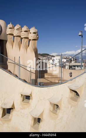 Spanien, Katalonien, Barcelona, Eixample, Passeig de Gracia, Casa Mila, Dach, Schornsteine, Stadt, Blick auf die Stadt, Ansicht, Ansicht, Suche, Dachterrasse, Kunst, Gebäude, Haus, Hausdach, Fenster, Struktur, Architektur, Architektur, Fassade des Hauses, Schornsteine, Dachterrasse, Zaun, Lüftungsanlage, Lüftung, Casa La Pedrera, UNESCO-Weltkulturerbe, Ort von Interesse, niemand, im Außenbereich Stockfoto