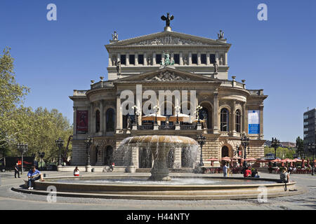 Deutschland, Hessen, Frankfurt am Main, alte Oper, Brunnen, Tourist, Main-Metropole, Opernhaus, Oper, Konzertsaal, späten Klassizismus, Architektur, Wahrzeichen, Sehenswürdigkeit, gut spielen, Wasser, Raum, Person, Reiseziel, Tourismus, Stockfoto