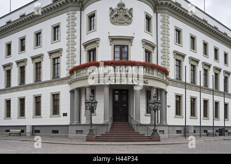 Deutschland, Hessen, Wiesbaden, Hessischer Landtag, Detail, Stadt, Gebäude, Architektur, Geschichte, Politik, Landtag Gebäude, Verwaltungsgebäude, Eingang, Ecke, Blumen, draußen, menschenleer, Stockfoto