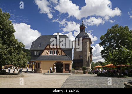 Deutschland, Hessen, Rheingau, Weingut Schloss voller Radian, Innenhof, Oestrich-Winkel, Burgenbau, Strukturen, Turm, Gebäude, Architektur, Ort von Interesse, Reiseziel, Wirtschaft, Weinbau, Sommer, außen, Tourismus, Tourist, Himmel, Wolken Stockfoto