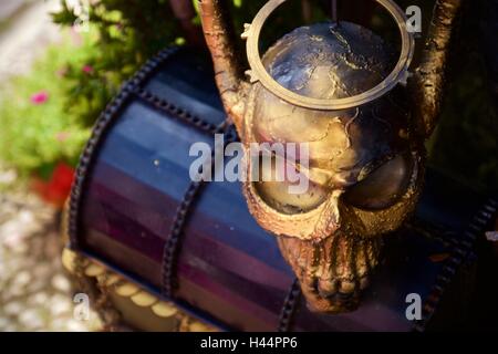 Stahlskulptur von Schädel Bewachung Treasure chest Stockfoto