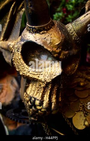 Stahlskulptur von Schädel Bewachung Treasure chest Stockfoto