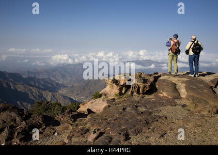 Saudi Arabien, Provinz Asir, Seilbahnstation, Suche, Tourist, Ansicht von hinten, Stockfoto