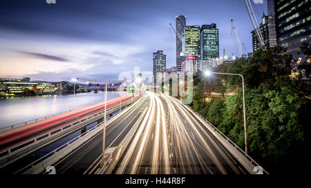 Blick auf den Abend Verkehr Ansturm auf der Pacific Motorway Brisbane City durchlaufen. Stockfoto