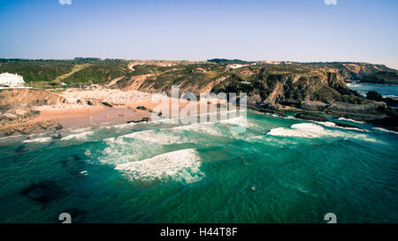 Menschen ruhen auf dem Strand ca Zambujeira de Mar, Portugal Luftbild Stockfoto