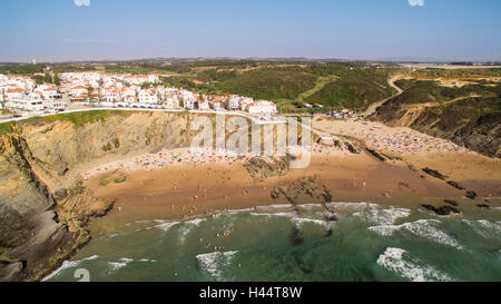 Panorama von Zambujeira de Mar und Strand mit Urlauber Menschen Luftbild Stockfoto