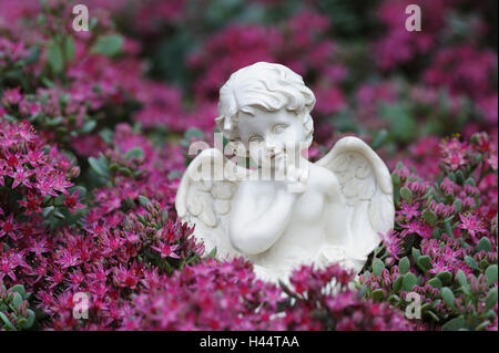 Porzellan-Engel in Blume Strauch, Stockfoto