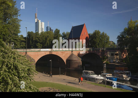 Deutschland, Hessen, Frankfurt am Main, des deutschen Herrn Ufer, alte Brücke, Portikus, Stadt, Architektur, Fluss, Main, Hochhäuser, Banken, Brücke, Schiffe, Stiefel, Navigation, Riverside, Stockfoto