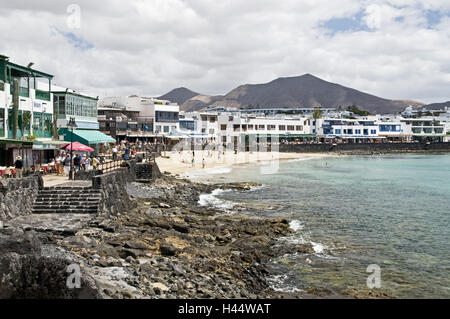 Spanien, Kanarische Inseln, Lanzarote, Playa Blanca, Blick auf die Stadt, Playa Flamingo, Vulkan-Berg, Stockfoto