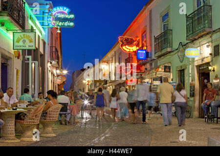 Europa, Portugal, Algarve, Lagos, alte Aktion, Fußgängerzone, Tourist, Abend, Promenade, Tourismus, Person, Angeln, Stadt, touristische Stadt, Reisen, Bars, Restaurants, Cafés, Lichter, Dämmerung, Stockfoto